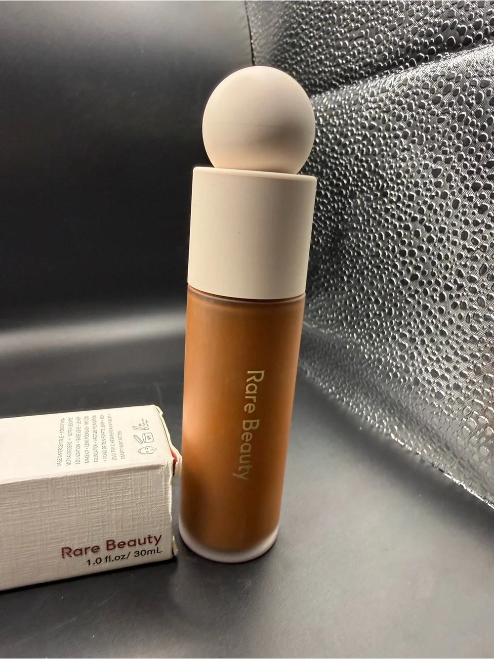 Rare Beauty Liquid Touch Foundation - deep Warm Tan 520W